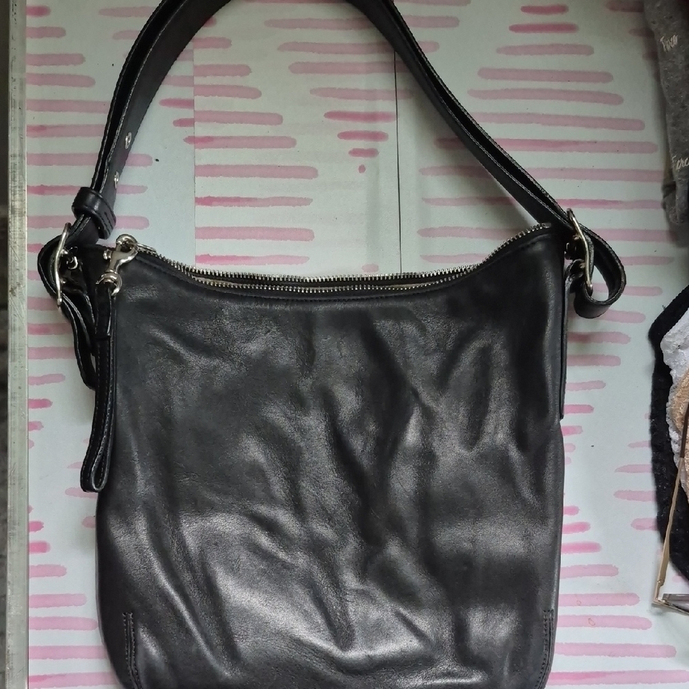 Coach Black Leather Shoulder Bag with Elegant Design